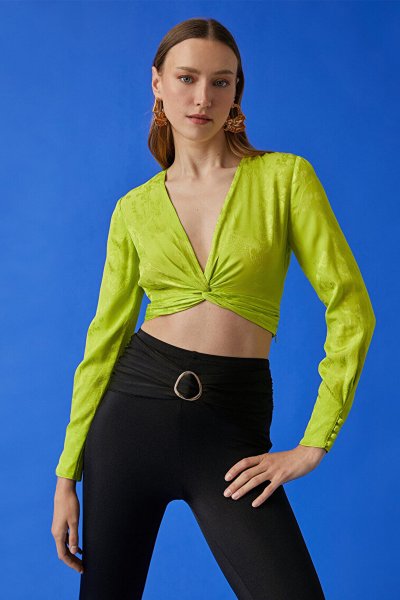 Koton Kadın Ece Sükan X Koton Bağlama Detaylı Uzun Kollu Jakarlı Crop Bluz 2SAK60161PW