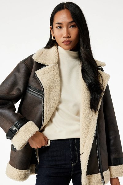 Koton Kadın Peluş Yaka Astarlı Uzun Kollu Cepli Fermuarlı Deri Görünümlü Ceket 6WAK20228EW